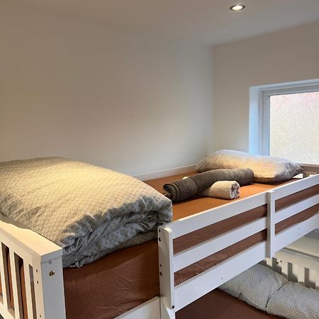 1 Bedroom & Bathroom Dorney Exterior foto