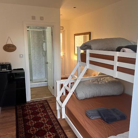 1 Bedroom & Bathroom Dorney Exterior foto