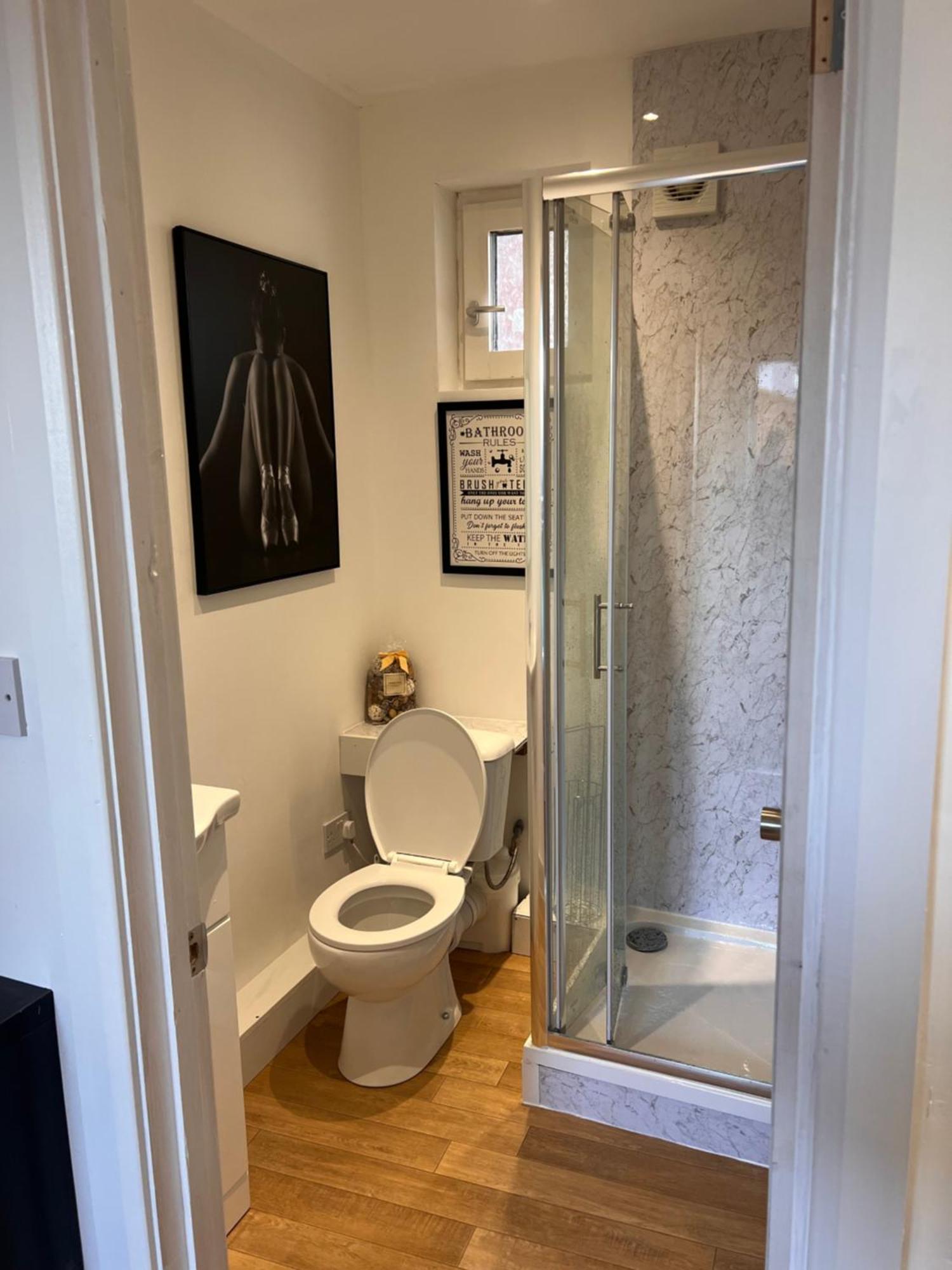 1 Bedroom & Bathroom Dorney Exterior foto