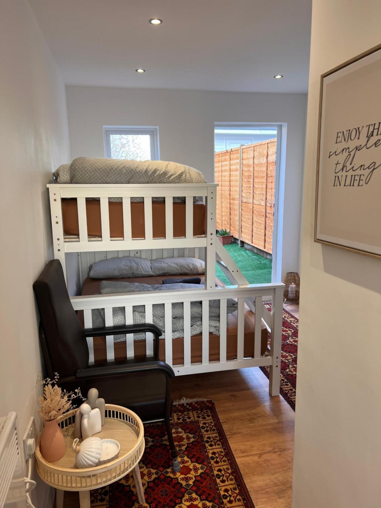 1 Bedroom & Bathroom Dorney Exterior foto