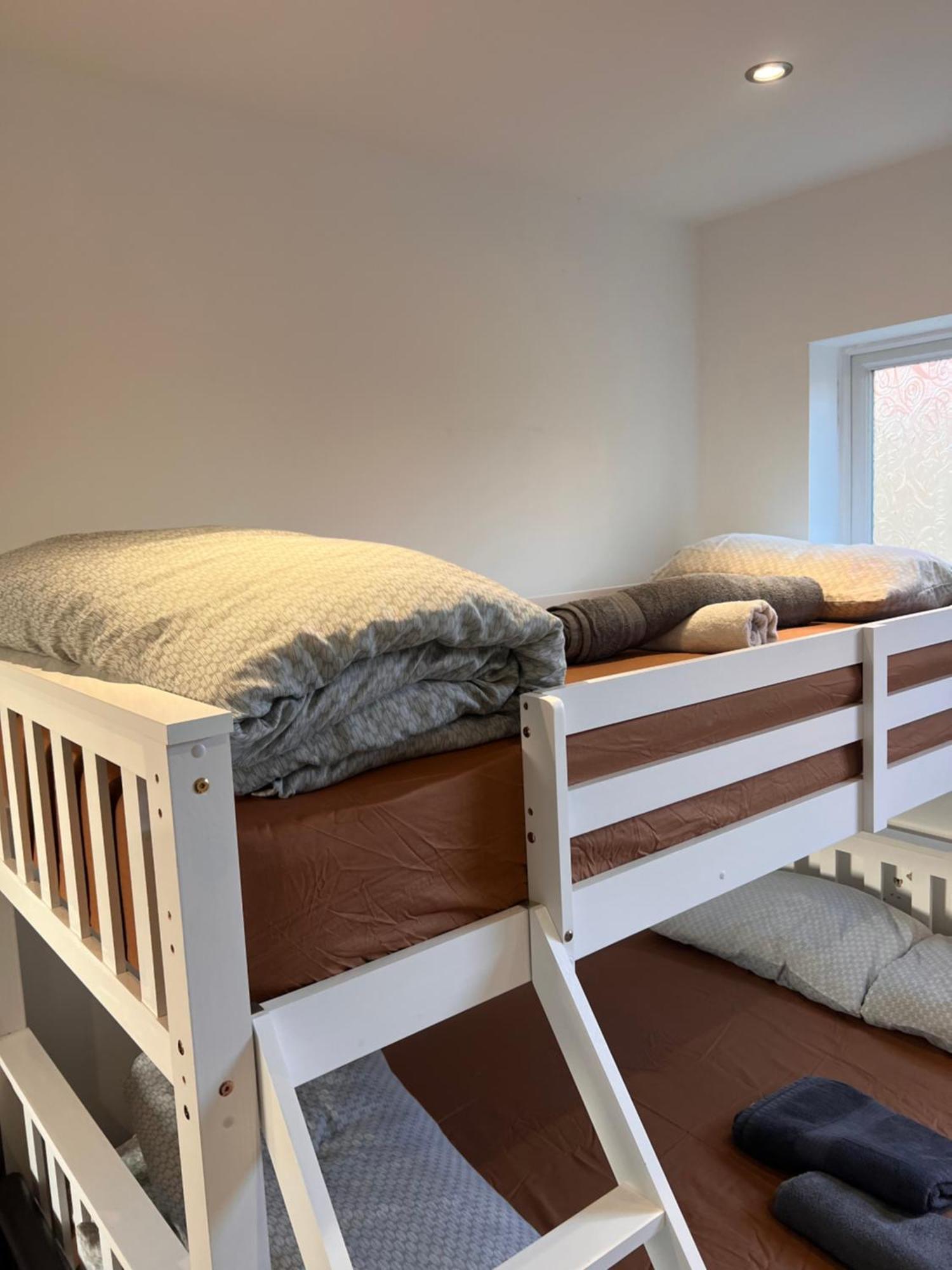 1 Bedroom & Bathroom Dorney Exterior foto